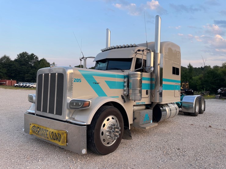 2022-peterbilt-389-image-1