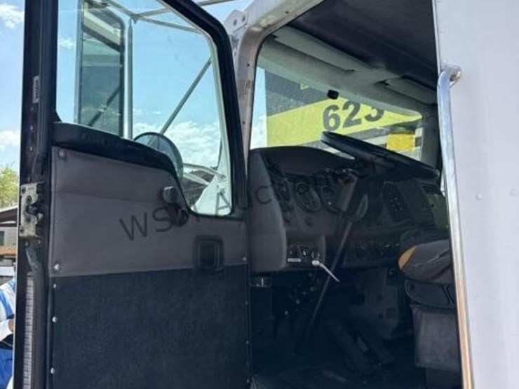 2006-kenworth-t300-image-27