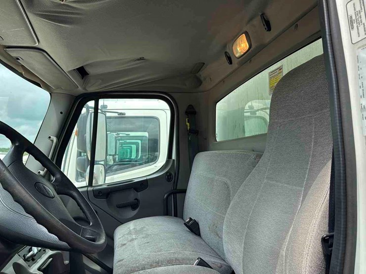 2011-freightliner-m2-image-8