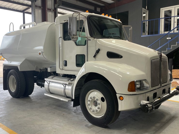 2005-kenworth-t300-image-1