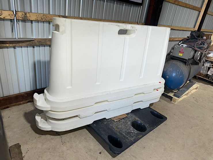 polyethylene-stackable-barriers-image-2