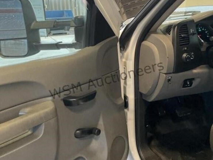 2013-chevrolet-silverado-3500hd-image-25