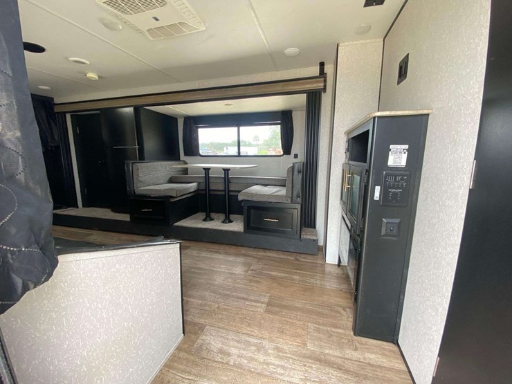 2022-forest-river-cherokee-grey-wolf-26brb-patriotic-edition-32ft.-t/a-travel-trailer-image-8
