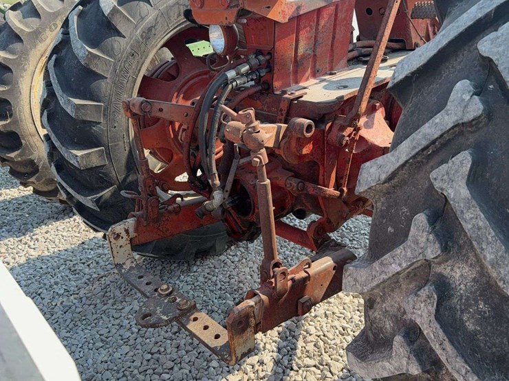 farmall-560-wide-front-end-tractor,-runs-but-needs-work-image-9