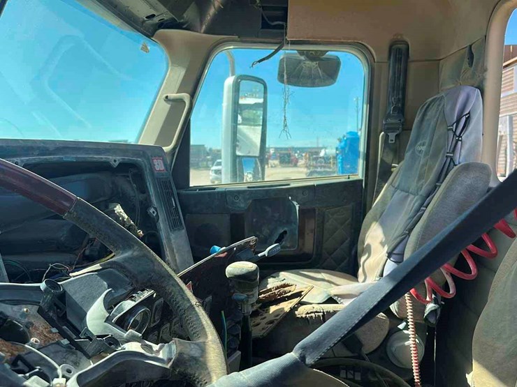 2013-freightliner-cornado-(inoperable)-image-7