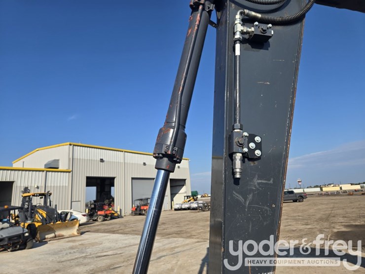 2022-deere-130g-image-30