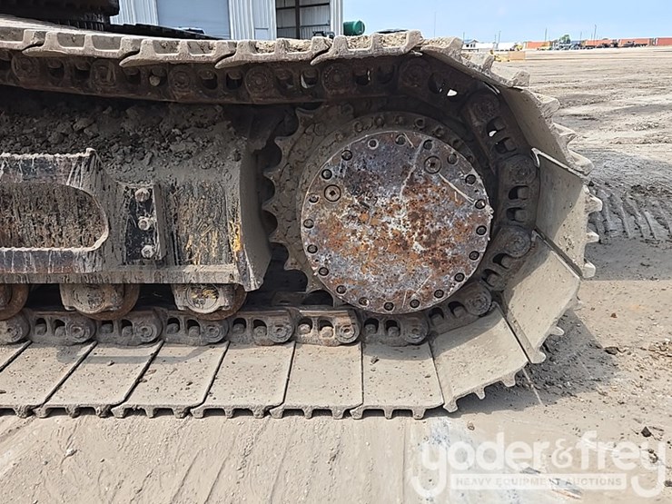 2021-caterpillar-349-image-19