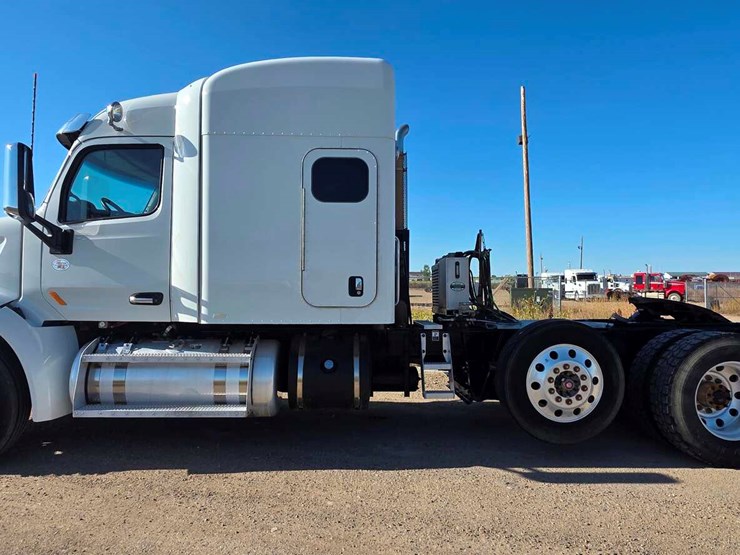 2020-peterbilt-567-image-10