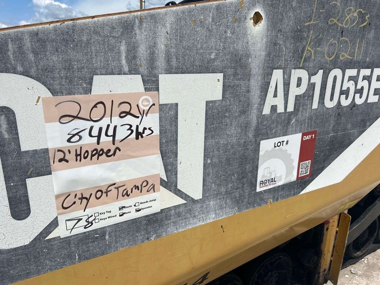 2012-caterpillar-at1055e-track-asphalt-paver-image-29