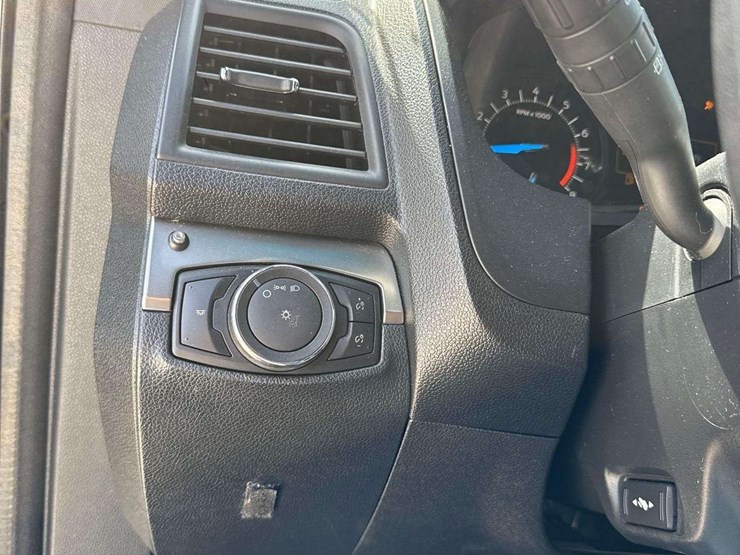 2016-ford-explorer-image-17