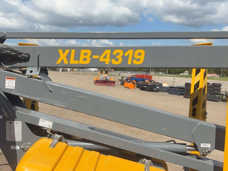 biljack-xlb-tow-behind-man-lift-image-12