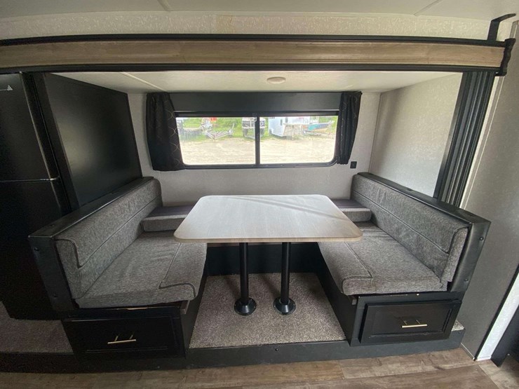 2022-forest-river-cherokee-grey-wolf-26brb-patriotic-edition-32ft.-t/a-travel-trailer-image-11