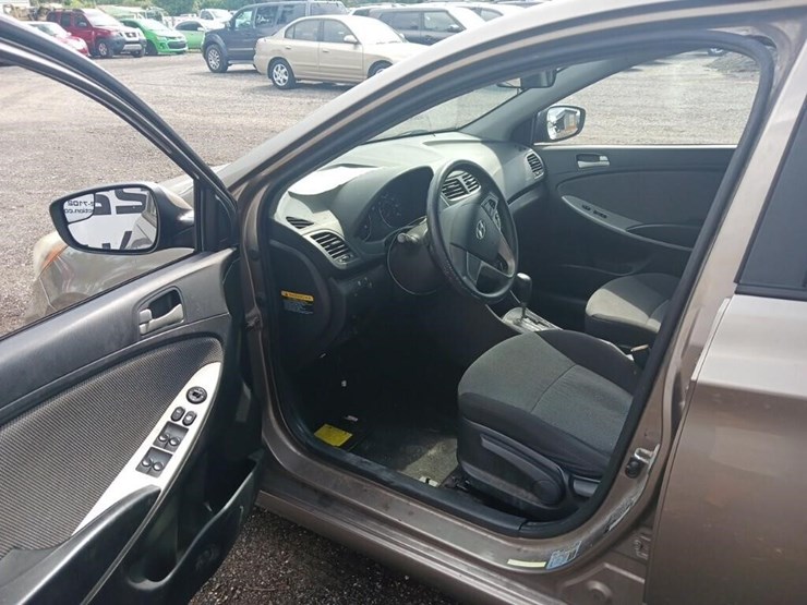 2014-hyundai-accent-runs/moves-gs-image-5