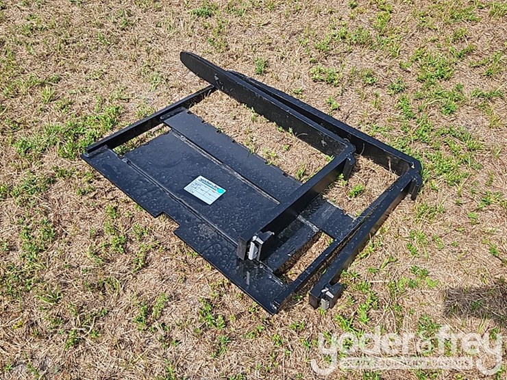 unused-2025-giyi-forks-to-suit-skidsteer-image-1
