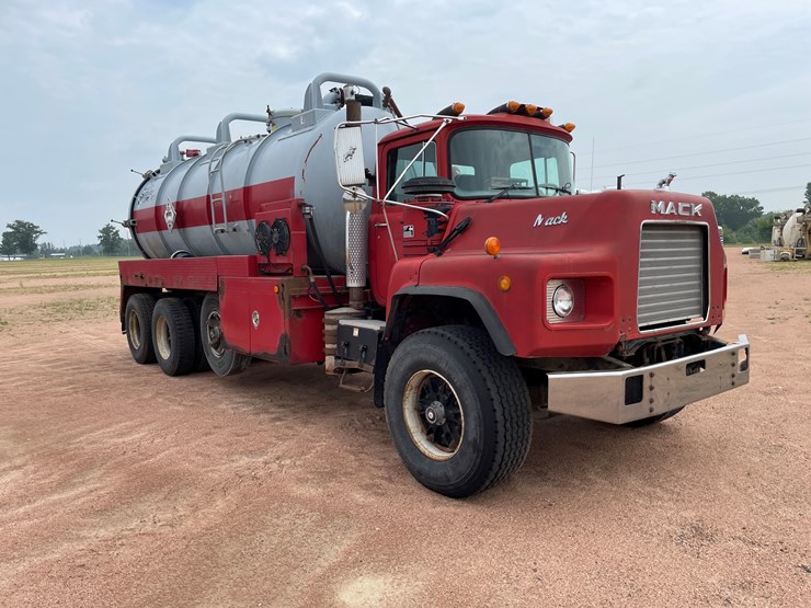 #4728-•-1995-mack-tri-axle-water-tank-truck-(has-wi-title)-image-4