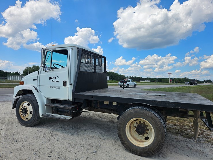2002-freightliner-fl70-image-8