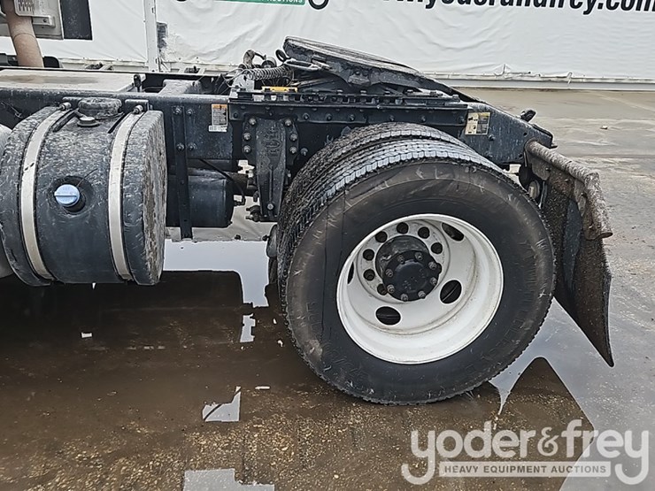2015-peterbilt-579-image-13