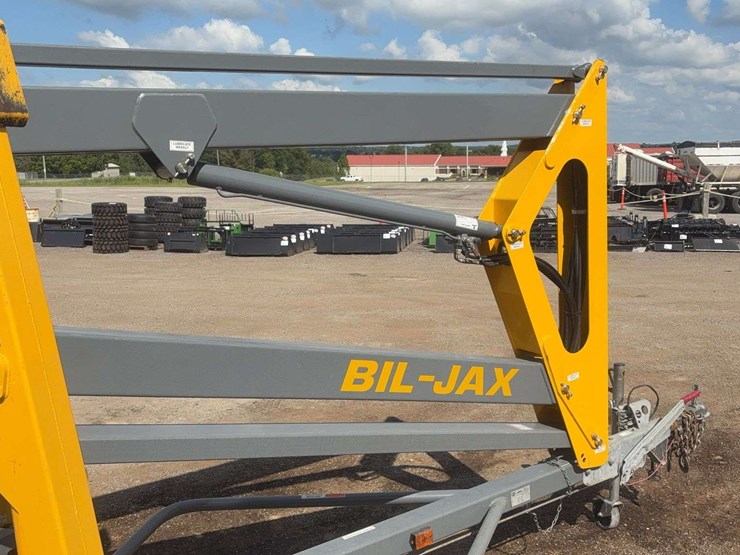 biljack-xlb-tow-behind-man-lift-image-13