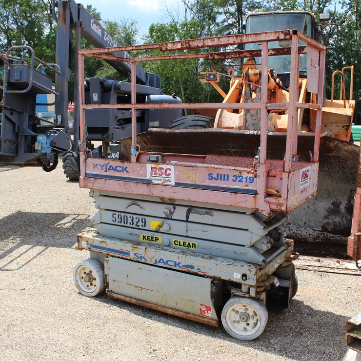 #22749 • ELECTRIC SKY JACK SCISSOR LIFT/PARTS OR REPAIR ONLY