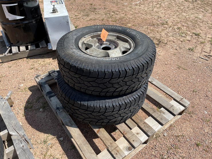 #4754-•-set-of-(2)-tires-on-rims-image-1