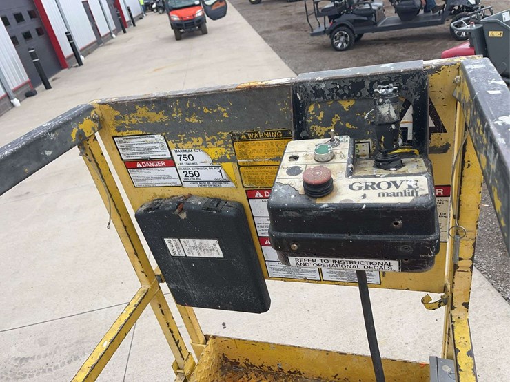 1999-grove-sm2632-scissor-lift-image-9