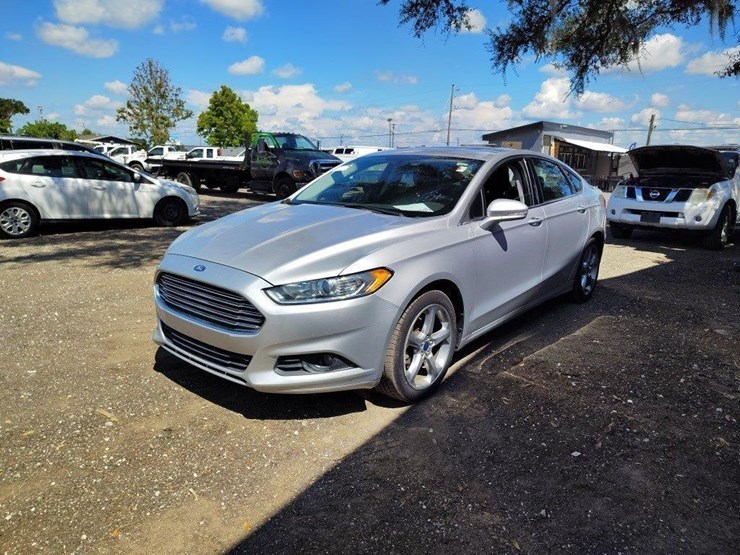 2015-ford-fusion-runs/moves-se-image-3