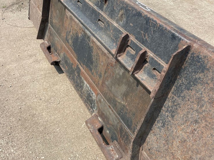 john-deere-82”-skidloader-bucket-image-5