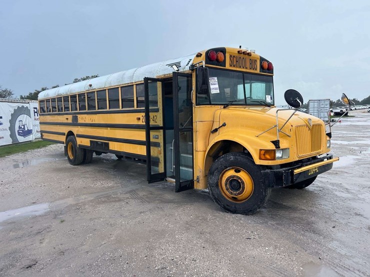 2004-ic-corporation-3000ic-school-bus-image-2