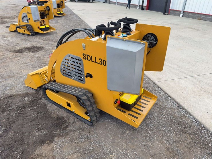 sdll30-stand-on-skid-loader-image-4