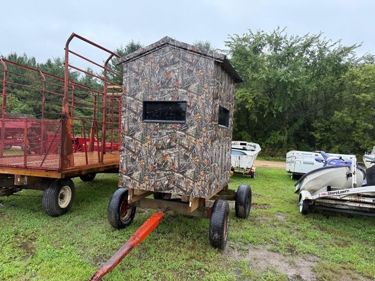 5'x5'-tin-deer-stand-on-wagon-image-2