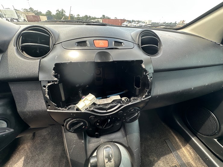 #22813-•-2012-mazda-2-image-41