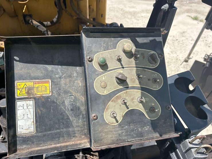 2012-caterpillar-at1055e-track-asphalt-paver-image-16