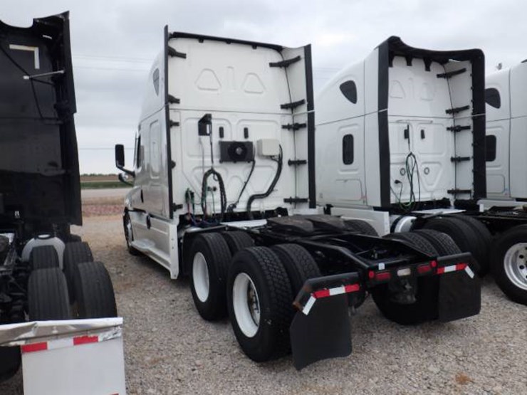 2022-freightliner-cascadia-126-image-8