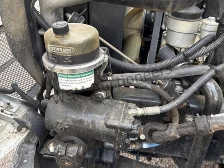 2003-freightliner-fl70-image-21