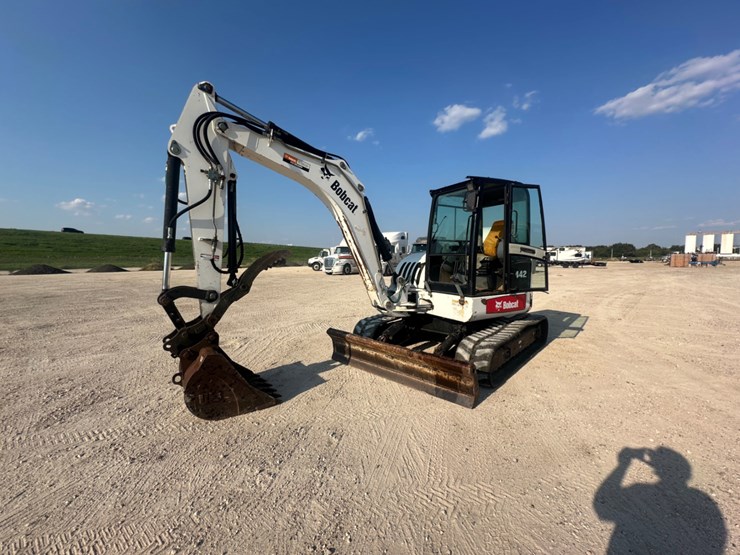 2009-bobcat-442e-image-1