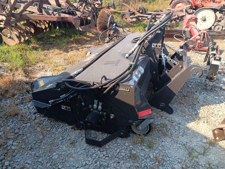 case-quick-attach-hyd.-broom,-with-dump,-used-less-than-10-hours,-will-fit-a-backhoe-or-wheel-loader,-very-nice-condition-image-4