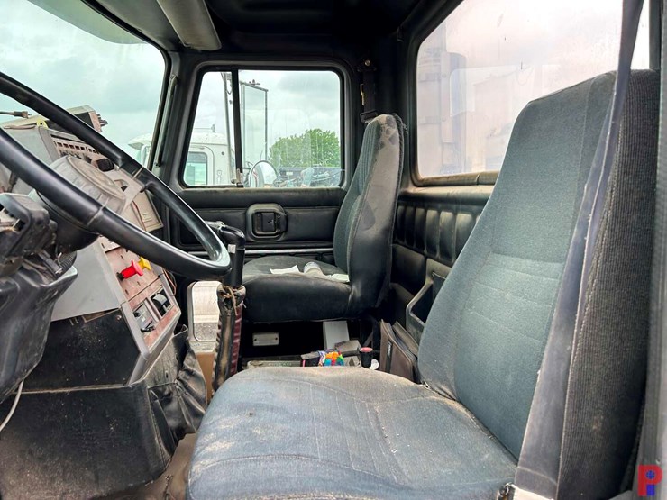 1999-mack-ch613-image-15