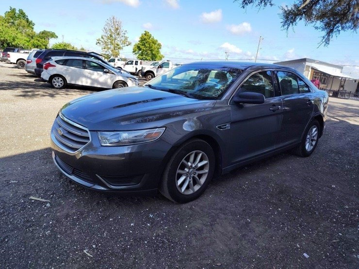 2014-ford-taurus-se-runs/moves-image-3