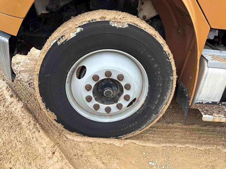 2011-freightliner-m2-image-15