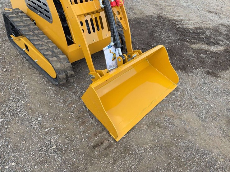sdll30-stand-on-skid-loader-image-11