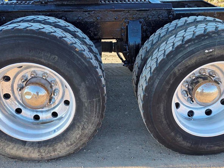 2015-peterbilt-389-image-18