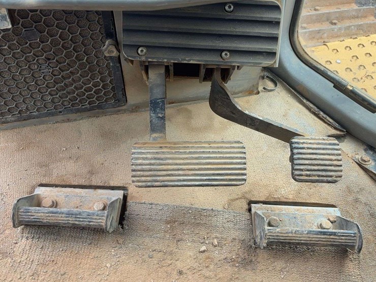 2013-caterpillar-d6t-xw-image-42