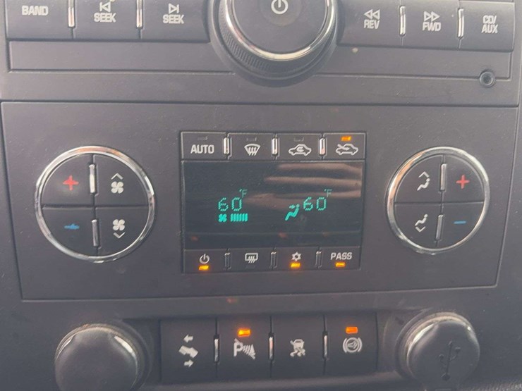 2011-chevrolet-silverado-image-33