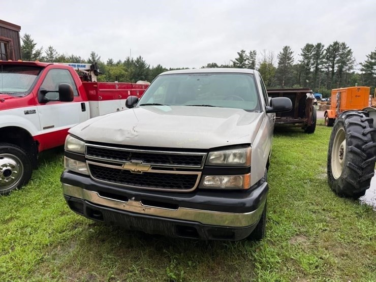 2006-chevy-silverado-1500-ls-truck-image-2