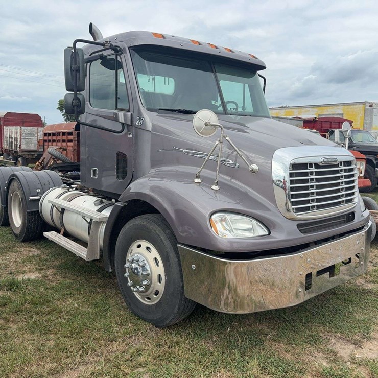 2005 Columbia Freightliner day Cab Semi , 589,510 miles, 10spd, dual line wet kit, legacy air ride seat, twin fuel tanks, side job box, 11R-22.5 tires, good tires, full fenders, sliding 5th wheel, Mercedes engine, cold AC, good solid running truck