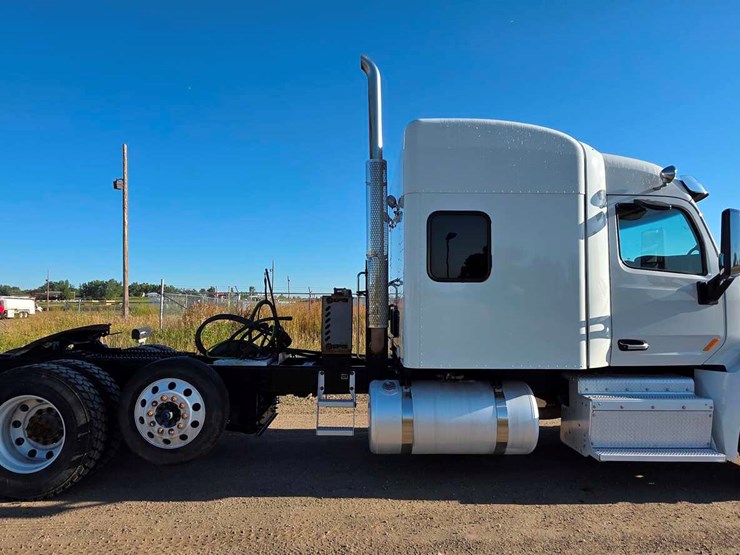 2017-peterbilt-567-image-7
