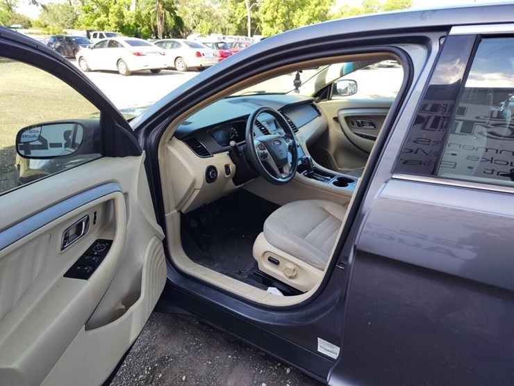 2014-ford-taurus-se-runs/moves-image-7