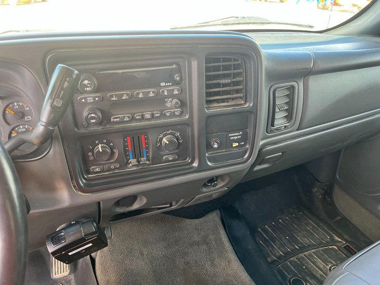 2003-gmc-2500-image-13