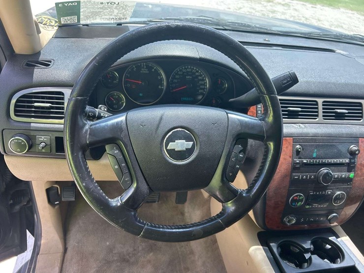 2008-chevrolet-suburban-image-11