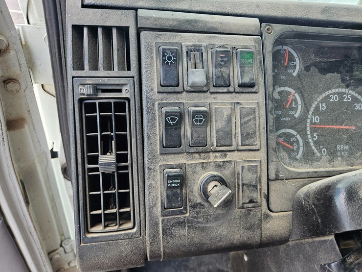 2002-freightliner-fl70-image-56
